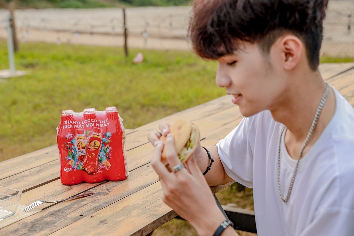 Thời tiết nắng nóng, oi bức trước kỳ nghỉ lễ khiến nhiều người trẻ tìm đến Trà Thanh Nhiệt Dr Thanh để thanh lọc cơ thể giúp bản thân tươi mát khi chạy deadline.