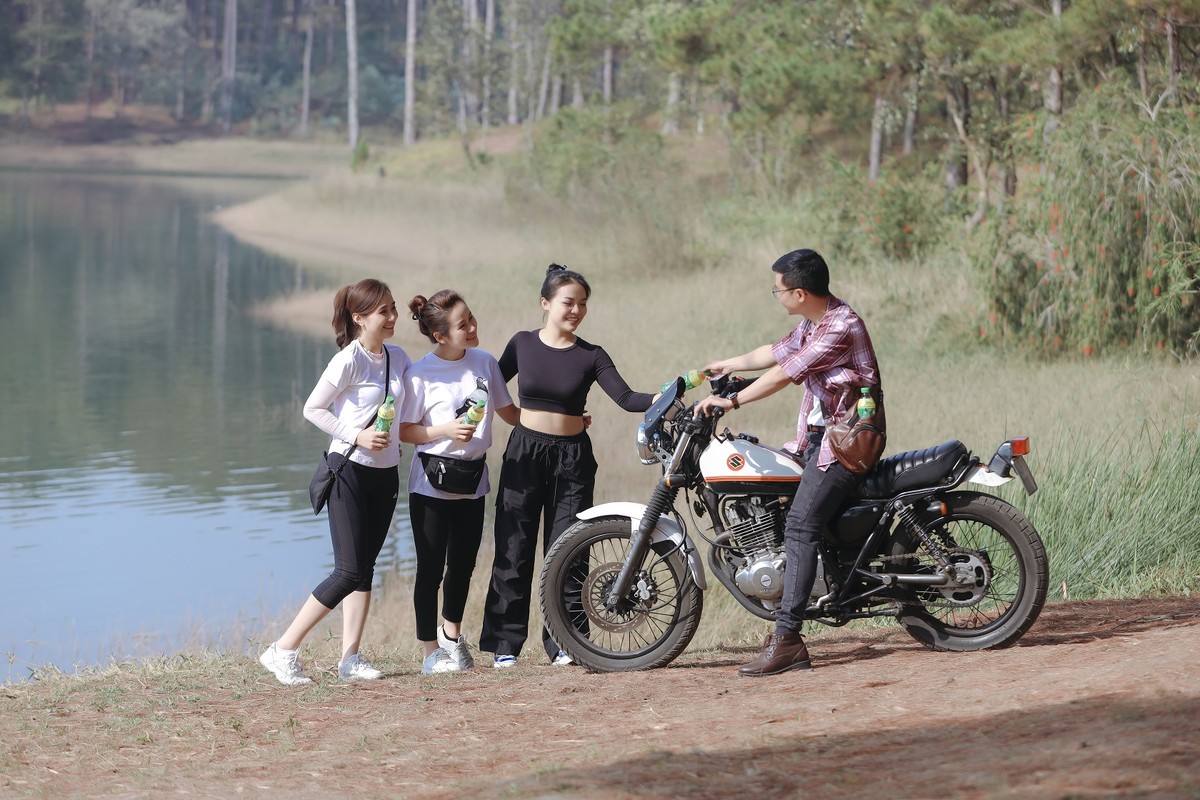 Chill cùng thiên nhiên và thưởng thức chai Trà Xanh Không Độ để xua tan căng thẳng mệt mỏi, giải nhiệt cuộc sống là hoạt động được nhiều người trẻ yêu thích trong những chuyến đi. Chill cùng thiên nhiên và thưởng thức chai Trà Xanh Không Độ để xua tan căng thẳng mệt mỏi, giải nhiệt cuộc sống là hoạt động được nhiều người trẻ yêu thích trong những chuyến đi.