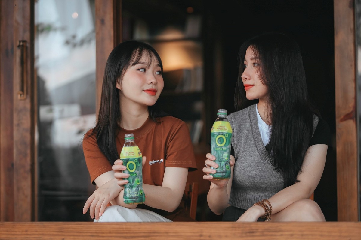 Được chiết xuất từ lá trà Thái Nguyên với EGCG và vitamin C, Trà Xanh Không Độ được hàng triệu người trẻ yêu thích và sử dụng mỗi ngày để xua tan căng thẳng mệt mỏi, giải nhiệt cuộc sống. Được chiết xuất từ lá trà Thái Nguyên với EGCG và vitamin C, Trà Xanh Không Độ được hàng triệu người trẻ yêu thích và sử dụng mỗi ngày để xua tan căng thẳng mệt mỏi, giải nhiệt cuộc sống.