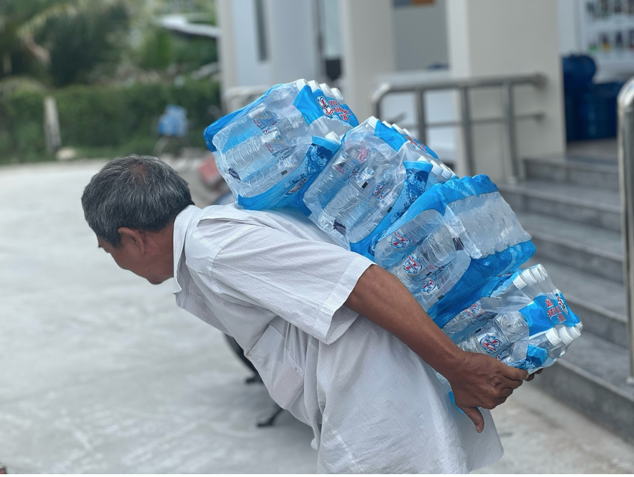 Một người dân xã An Khánh, Châu Thành, Tiền Giang “công” nước về nhà từ chương trình “Giọt nước nghĩa tình”. Một người dân xã An Khánh, Châu Thành, Tiền Giang “công” nước về nhà từ chương trình “Giọt nước nghĩa tình”.