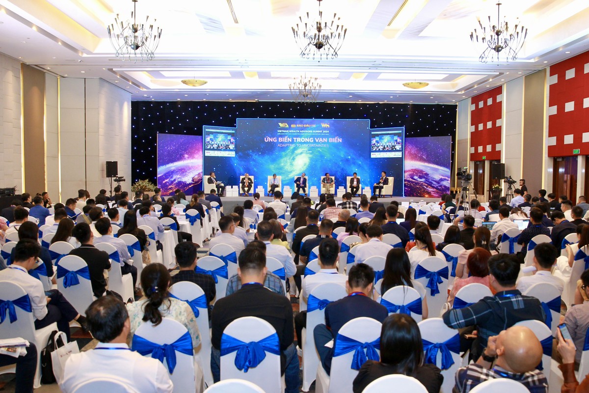 Đông đảo các chuyên gia, nhà đầu tư, cộng đồng doanh nghiệp tham dự Diễn đàn Cấp cao Cố vấn tài chính Việt Nam lần thứ hai - năm 2024. Ảnh: Chí Cường Đông đảo các chuyên gia, nhà đầu tư, cộng đồng doanh nghiệp tham dự Diễn đàn Cấp cao Cố vấn tài chính Việt Nam lần thứ hai - năm 2024. Ảnh: Chí Cường