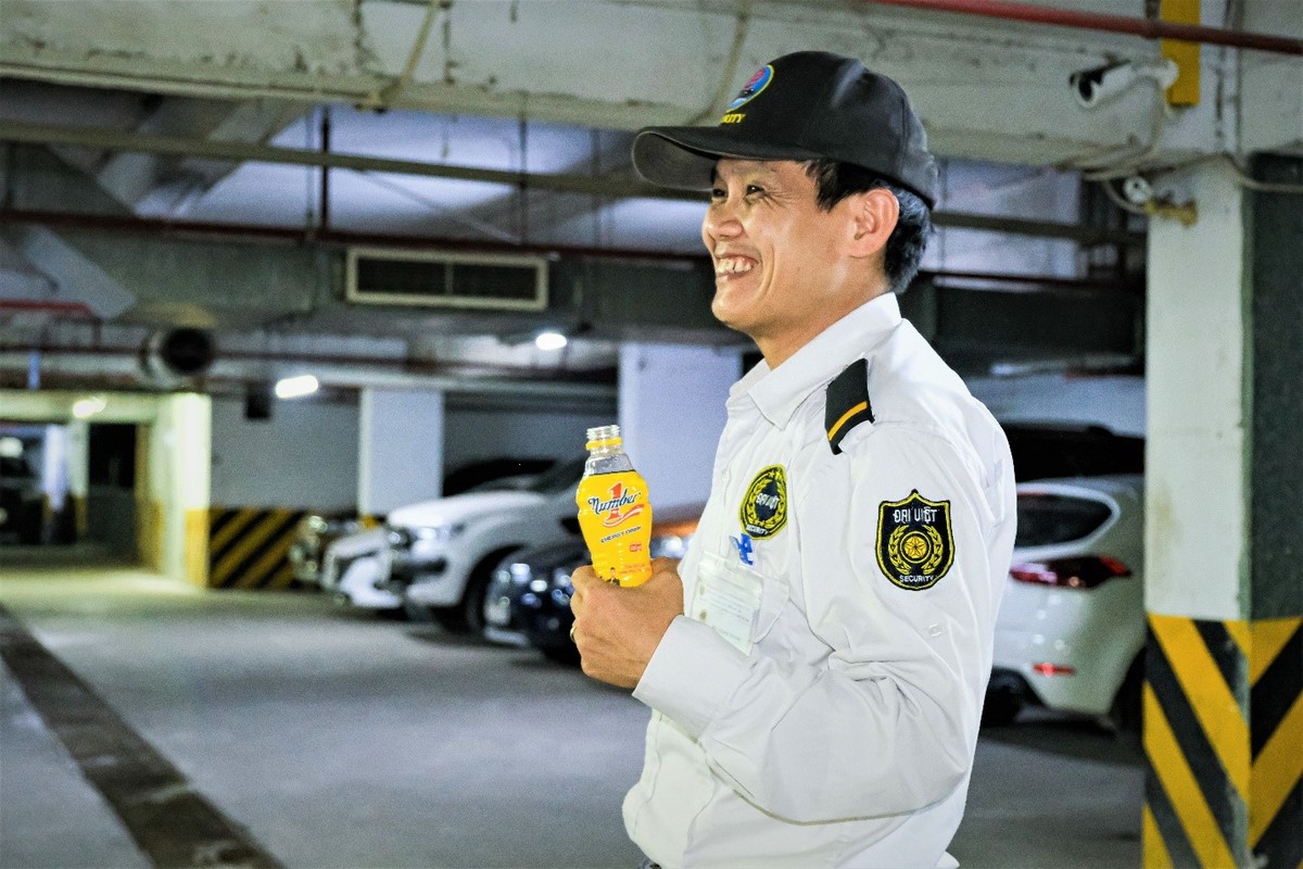 Nước tăng lực Number 1 từ lâu trở thành người bạn đồng hành trong mỗi ca trực đêm của nhiều bảo vệ.