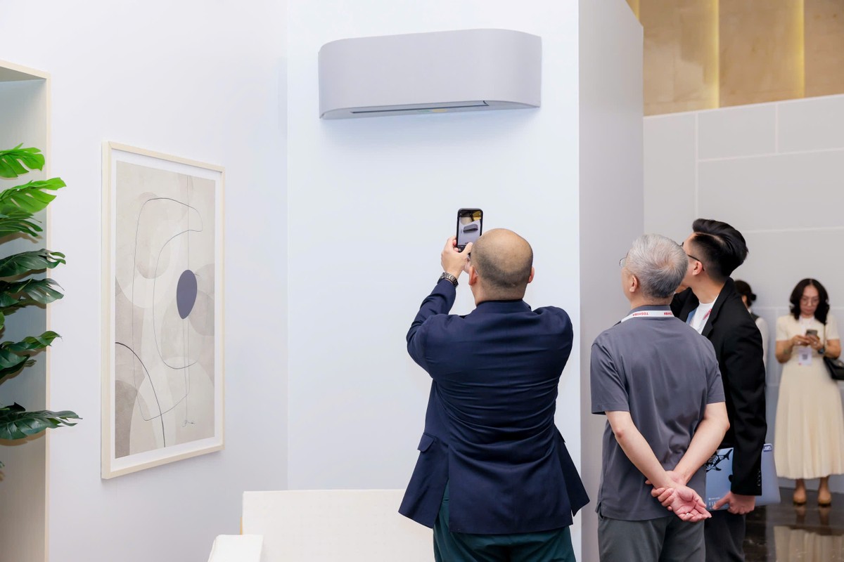 Khách hàng, đối tác khám phá sản phẩm mới của Toshiba Lifestyle tại sự kiện. Khách hàng, đối tác khám phá sản phẩm mới của Toshiba Lifestyle tại sự kiện.