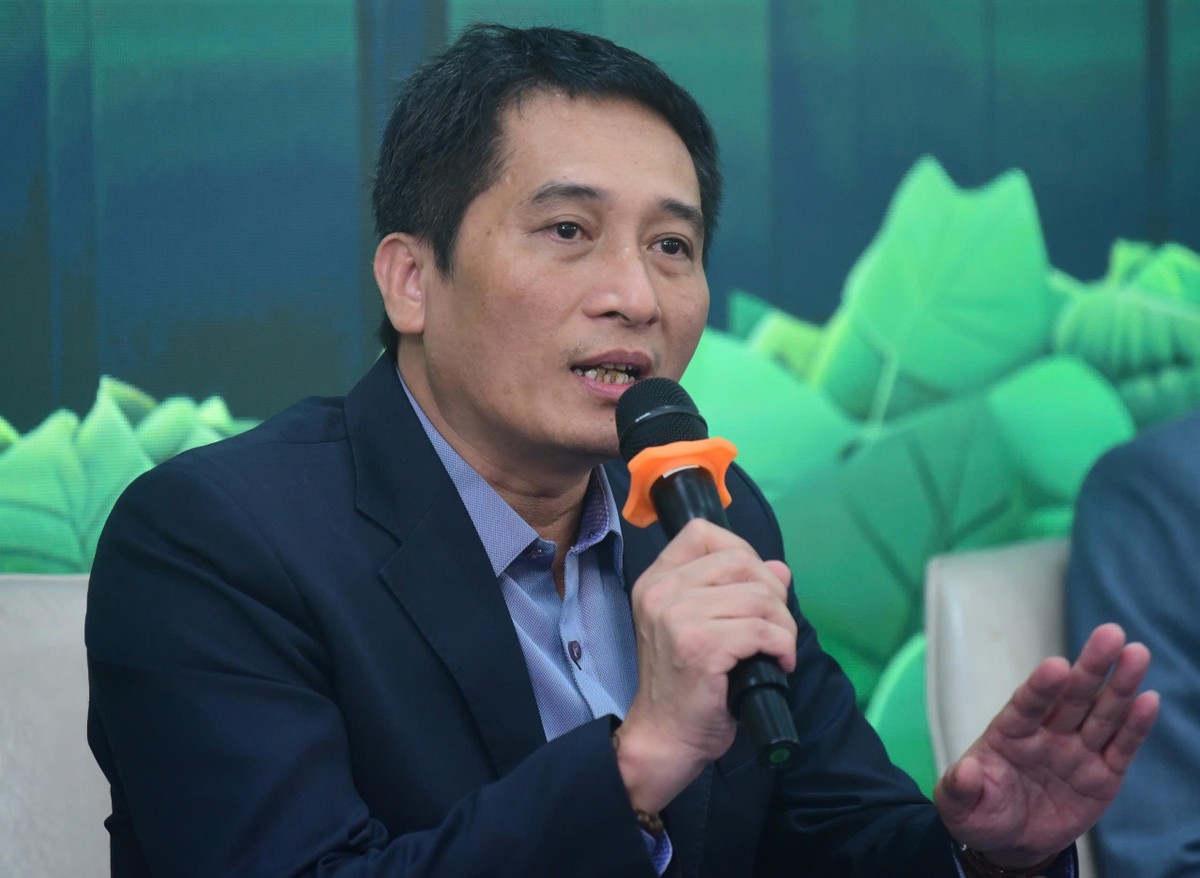 Ông Đào Công Quyết, Trưởng Tiểu ban Truyền thông Hiệp hội các nhà sản xuất ô tô Việt Nam (VAMA) chia sẻ tại hội thảo. Ảnh Dũng Minh