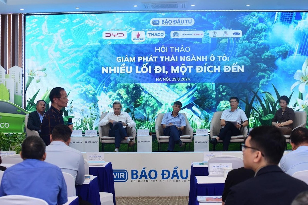 Các nhà quản lý, chuyên gia chia sẻ ý kiến tại Hội thảo “Giảm phát thải ngành ô tô: Nhiều lối đi, một đích đến” do Báo Đầu tư tổ chức. Ảnh Dũng Minh.