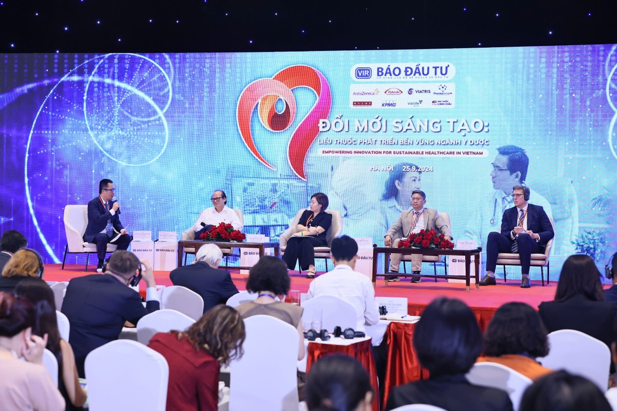 Phiên thảo luận với chủ đề “Mở khóa tiềm năng đổi mới sáng tạo ngành y dược Việt Nam” cùng sự điều phối của ông Nguyễn Thanh Sơn, Chủ tịch, Công ty TrueDoc Việt Nam. Ảnh Dũng Minh.