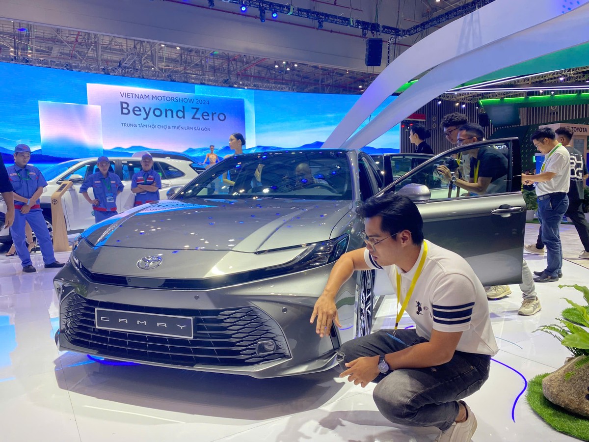 Toyota Camry thu hút sự chú ý tại triển lãm VMS 2024. Toyota Camry thu hút sự chú ý tại triển lãm VMS 2024.