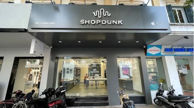 ShopDunk là một chuỗi cửa hàng bán lẻ, cung cấp các sản phẩm công nghệ của Apple tại Việt Nam tuy doanh thu cao nhưng lợi nhuận âm trong năm 2023. ShopDunk là một chuỗi cửa hàng bán lẻ, cung cấp các sản phẩm công nghệ của Apple tại Việt Nam tuy doanh thu cao nhưng lợi nhuận âm trong năm 2023.