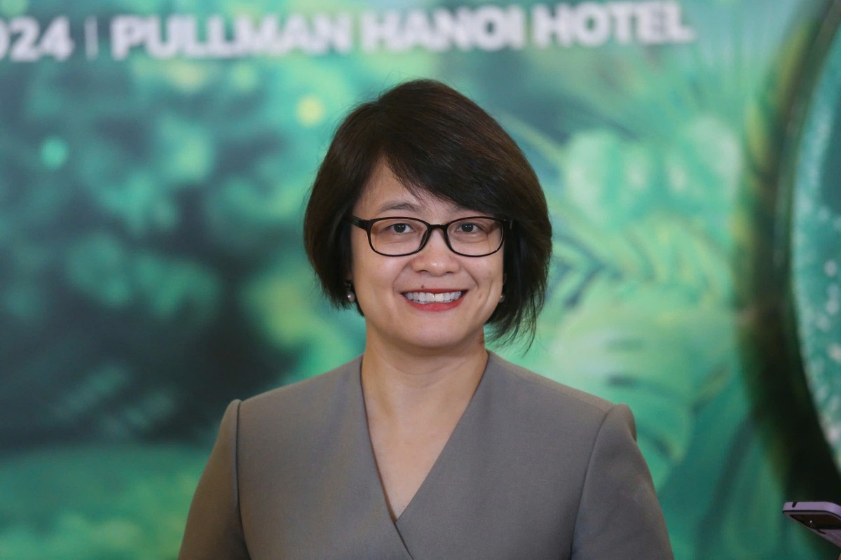 Bà Trần Ngọc Ánh, Giám đốc Ngoại vụ cấp cao tại Heineken Việt Nam cho biết hướng đến Net Zero, Heineken Việt Nam theo đuổi tham vọng đạt phát thải ròng bằng 0 trong sản xuất vào năm 2030, và phát thải ròng bằng 0 trên toàn bộ chuỗi giá trị vào năm 2040. Ảnh Dũng Minh. Bà Trần Ngọc Ánh, Giám đốc Ngoại vụ cấp cao tại Heineken Việt Nam cho biết hướng đến Net Zero, Heineken Việt Nam theo đuổi tham vọng đạt phát thải ròng bằng 0 trong sản xuất vào năm 2030, và phát thải ròng bằng 0 trên toàn bộ chuỗi giá trị vào năm 2040. Ảnh Dũng Minh.