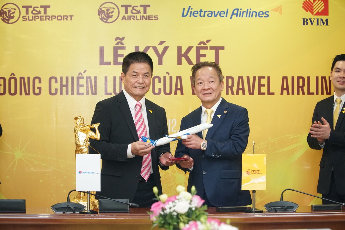 Ông Đỗ Quang Hiển, Chủ tịch Điều hành Tập đoàn T&T Group, trở thành cổ đông chiến lược của Vietravel Airlines là cột mốc quan trọng của T&T Airlines, T&T SuperPort nói riêng và Tập đoàn T&T Group nói chung trong giai đoạn phát triển mới của doanh nghiệp. Ông Đỗ Quang Hiển, Chủ tịch Điều hành Tập đoàn T&T Group, trở thành cổ đông chiến lược của Vietravel Airlines là cột mốc quan trọng của T&T Airlines, T&T SuperPort nói riêng và Tập đoàn T&T Group nói chung trong giai đoạn phát triển mới của doanh nghiệp.