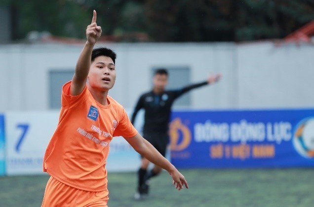 Tiền đạo Đình Khang là “máy ghi bàn” của THPT Phùng Khắc Khoan Tiền đạo Đình Khang là “máy ghi bàn” của THPT Phùng Khắc Khoan