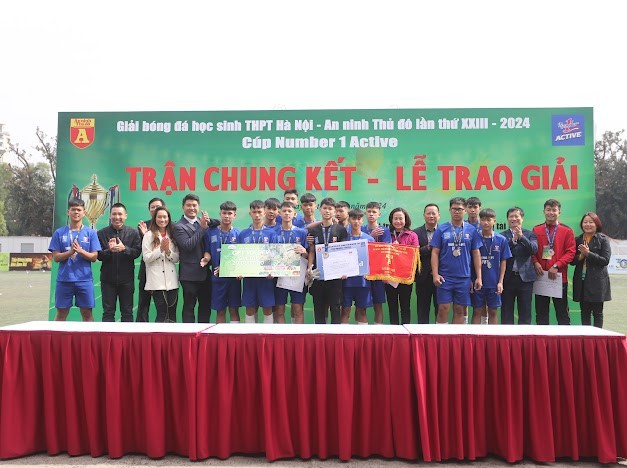 Đại sứ Thương hiệu Number 1 Active Chanh Muối - Vũ Phương Thanh cùng ban tổ chức trao giải cho các đội tuyển xuất sắc. Đại sứ Thương hiệu Number 1 Active Chanh Muối - Vũ Phương Thanh cùng ban tổ chức trao giải cho các đội tuyển xuất sắc.