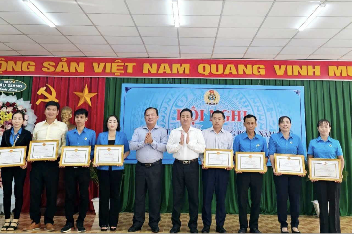 Công ty TNHH Number One Hậu Giang là một trong những đơn vị được Liên đoàn Lao động tỉnh trao bằng khen tại hội nghị. Công ty TNHH Number One Hậu Giang là một trong những đơn vị được Liên đoàn Lao động tỉnh trao bằng khen tại hội nghị.