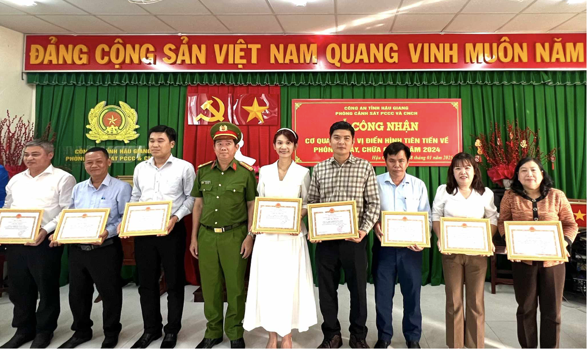 Công ty TNHH Number One Hậu Giang được Công an tỉnh ghi nhận công tác phòng cháy chữa cháy điển hình trong năm 2024. Công ty TNHH Number One Hậu Giang được Công an tỉnh ghi nhận công tác phòng cháy chữa cháy điển hình trong năm 2024.