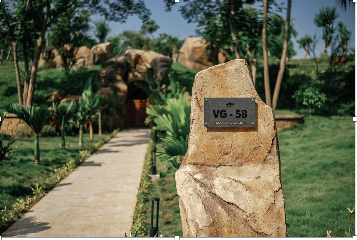 Độc đáo Mountain Cave Suite (loại hình Bungalow chui núi) chỉ có tại LAMORI Resort &amp; Spa. Hồ Mao Sủi kì bí trong khuôn viên LAMORI Resort &amp; Spa