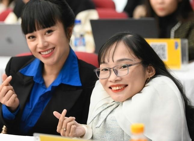 Chị Nguyễn Thị Ngọc Tâm - Gương mặt trẻ Việt Nam triển vọng năm 2022 (bên phải).