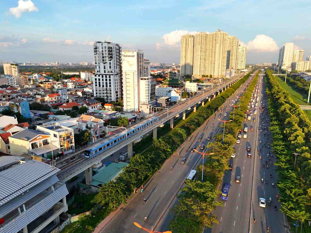 Tuyến Metro số 1 chạy dọc theo Xa lộ Hà Nội, đi qua trung tâm TP. Thủ Đức – biểu tượng cho sự bứt phá về hạ tầng giao thông và diện mạo đô thị hiện đại của khu Đông TP. HCM. Ảnh: Báo Lao động Tuyến Metro số 1 chạy dọc theo Xa lộ Hà Nội, đi qua trung tâm TP. Thủ Đức – biểu tượng cho sự bứt phá về hạ tầng giao thông và diện mạo đô thị hiện đại của khu Đông TP. HCM. Ảnh: Báo Lao động