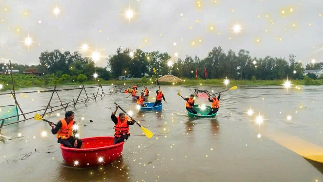 Tham gia nhiều trò chơi dân gian hấp dẫn.