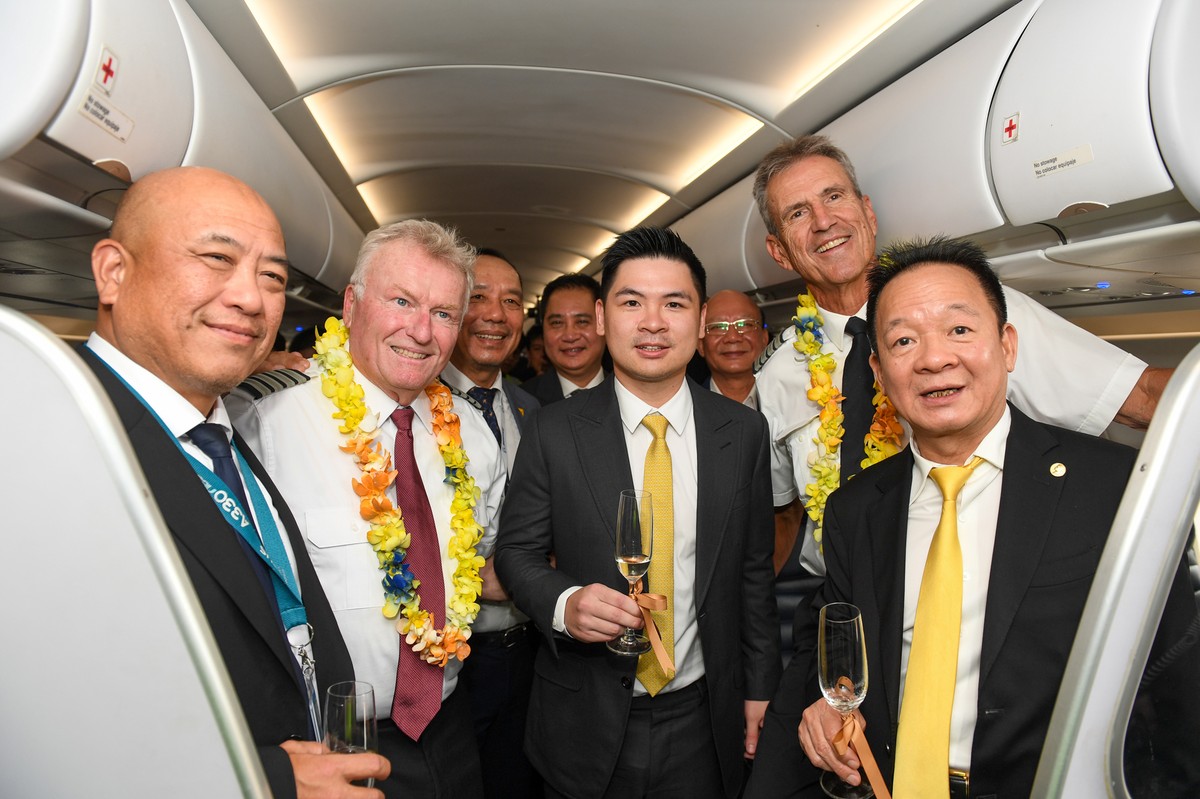 Lãnh đạo Cục Hàng không Việt Nam, T&amp;T và Vietravel Airlines trên tàu may mới nhận của Vietravel Airlines.