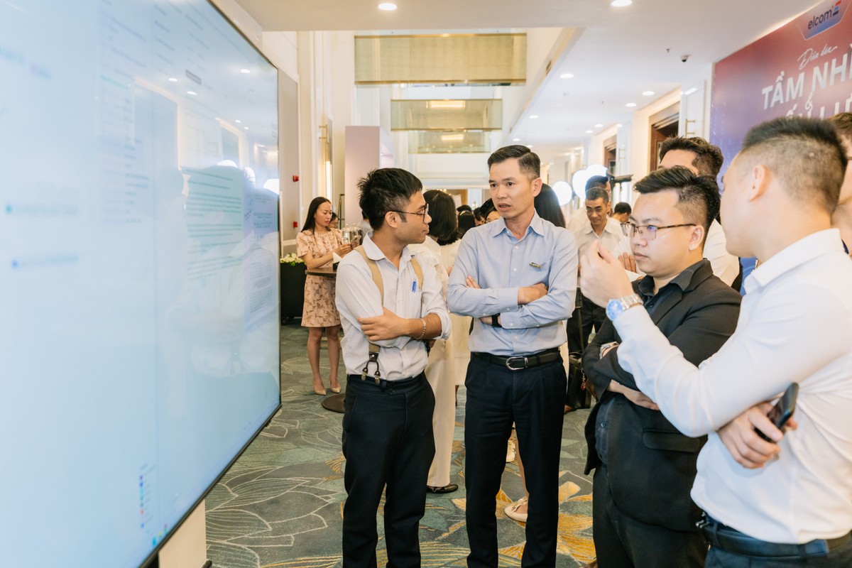 Các đại biểu trao đổi bên lề hội thảo.