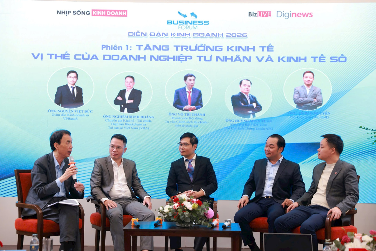 Các chuyên gia chia sẻ tại Diễn đàn Kinh doanh 2026 với chủ đề &quot;Không gian tăng trưởng mới: Cơ hội và chiến lược&quot;.