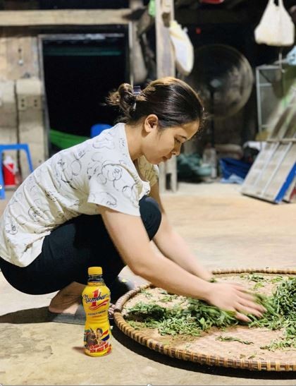 Linh giữa xưởng chè Tủa Chùa, nơi cô gái trẻ thắp lên giấc mơ làm chè sạch. Mỗi mẻ trà là kết tinh của niềm tin, đam mê không lùi bước với năng lượng tiếp sức từ Number 1. Linh giữa xưởng chè Tủa Chùa, nơi cô gái trẻ thắp lên giấc mơ làm chè sạch. Mỗi mẻ trà là kết tinh của niềm tin, đam mê không lùi bước với năng lượng tiếp sức từ Number 1.