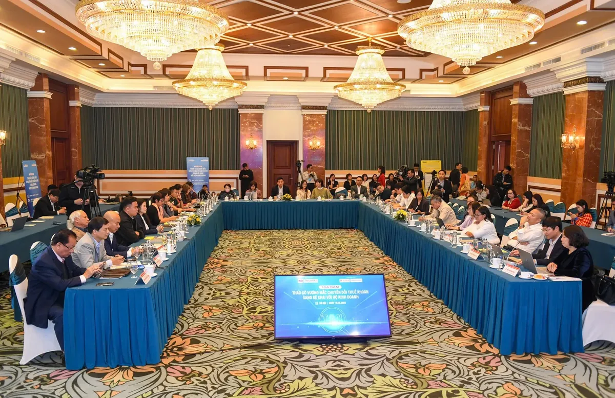 Toàn cảnh Tọa đàm “Tháo gỡ vướng mắc chuyển đổi từ thuế khoán sang kê khai đối với hộ kinh doanh”. Toàn cảnh Tọa đàm “Tháo gỡ vướng mắc chuyển đổi từ thuế khoán sang kê khai đối với hộ kinh doanh”.