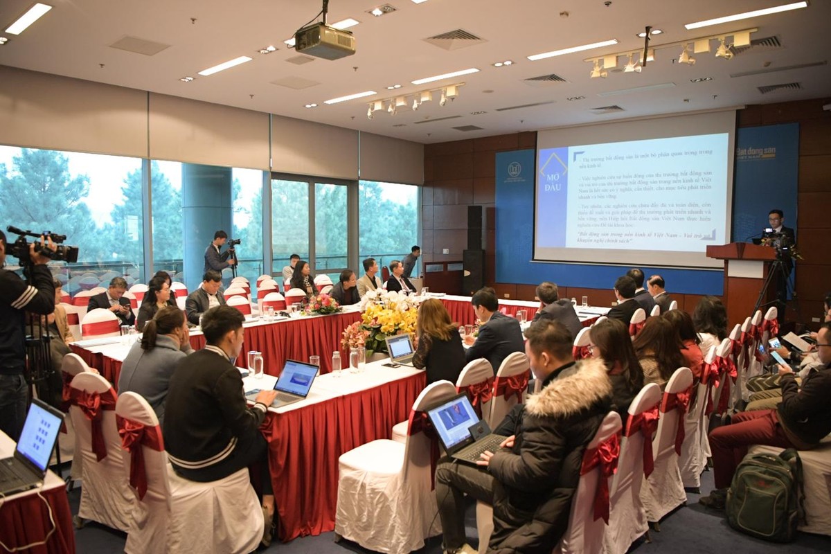 Toàn cảnh buổi công bố Kết quả nghiên cứu đề tài khoa học “Bất động sản trong nền kinh tế Việt Nam - vai trò và khuyến nghị chính sách” Toàn cảnh buổi công bố Kết quả nghiên cứu đề tài khoa học “Bất động sản trong nền kinh tế Việt Nam - vai trò và khuyến nghị chính sách”