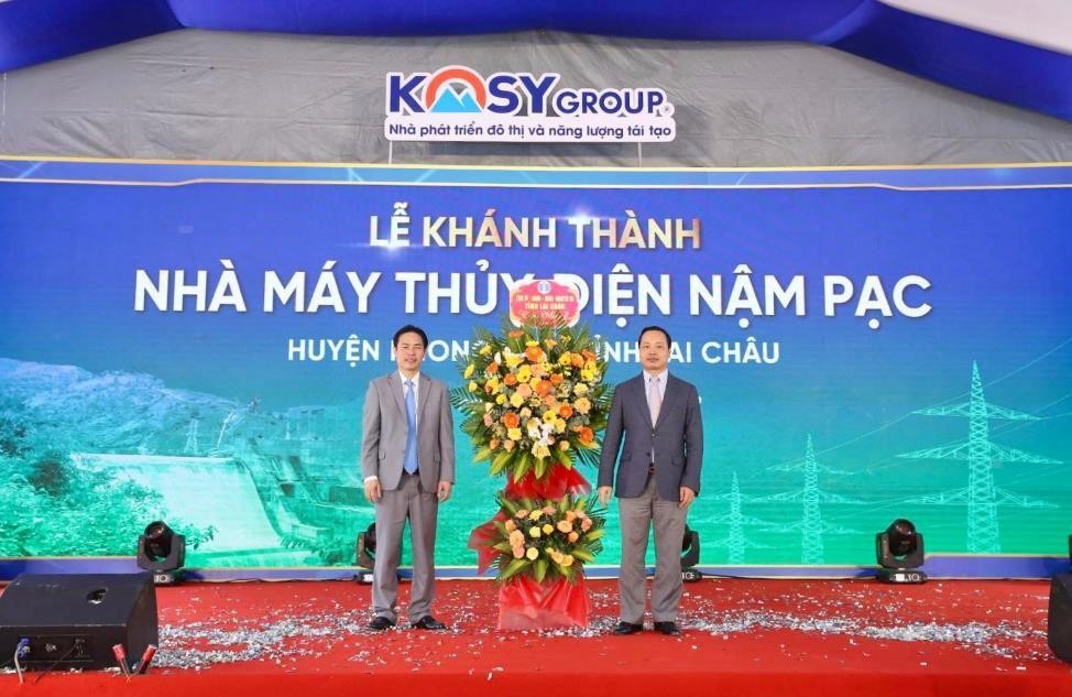 Ông Trần Tiến Dũng, Chủ tịch UBND tỉnh Lai Châu (bên phải) tặng hoa chúc mừng Lễ khánh thành nhà máy Thuỷ điện Nậm Pạc. Ông Trần Tiến Dũng, Chủ tịch UBND tỉnh Lai Châu (bên phải) tặng hoa chúc mừng Lễ khánh thành nhà máy Thuỷ điện Nậm Pạc.