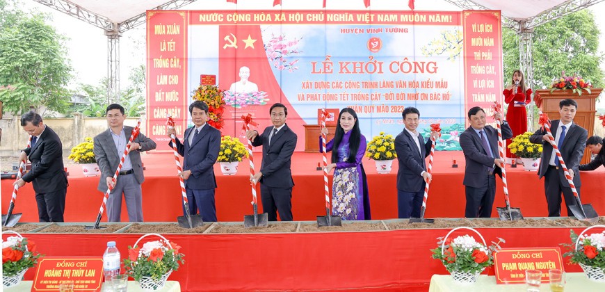 Bí thư Tỉnh ủy Hoàng Thị Thúy Lan cùng các đại biểu động thổ khởi công xây dựng Làng văn hóa kiểu mẫu thôn Bàn Mạch, xã Lý Nhân, huyện Vĩnh Tường Bí thư Tỉnh ủy Hoàng Thị Thúy Lan cùng các đại biểu động thổ khởi công xây dựng Làng văn hóa kiểu mẫu thôn Bàn Mạch, xã Lý Nhân, huyện Vĩnh Tường