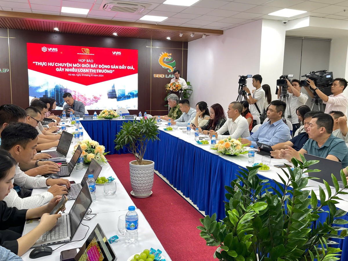 Toàn cảnh cuộc họp báo với chủ đề "Thực hư chuyện môi giới bất động sản đẩy giá, gây nhiễu loạn thị trường" diễn ra chiều 31/10 Toàn cảnh cuộc họp báo với chủ đề "Thực hư chuyện môi giới bất động sản đẩy giá, gây nhiễu loạn thị trường" diễn ra chiều 31/10