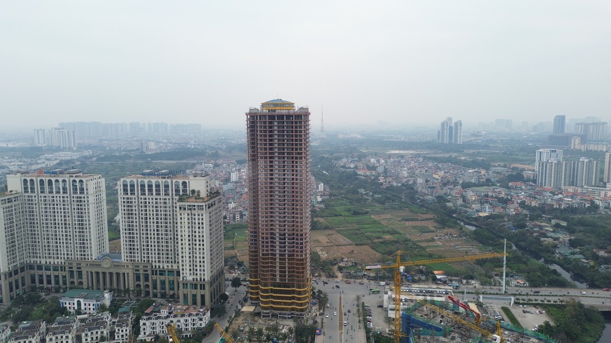 Gần ngay đó là chung cư "dát vàng" QMS Tower 2 của chủ đầu tư là Công ty Cổ phần Dịch vụ trường học Quang Minh, giá chào bán 75 - 92 triệu đồng/m2. Tuy nhiên, sau lễ mở bán tháng 6/2024, dự án hiện nay lại tạm dừng mở bán với nguyên nhân được cho là việc thiết kế không thoáng nhưng chào bán quá cao. Gần ngay đó là chung cư "dát vàng" QMS Tower 2 của chủ đầu tư là Công ty Cổ phần Dịch vụ trường học Quang Minh, giá chào bán 75 - 92 triệu đồng/m2. Tuy nhiên, sau lễ mở bán tháng 6/2024, dự án hiện nay lại tạm dừng mở bán với nguyên nhân được cho là việc thiết kế không thoáng nhưng chào bán quá cao.