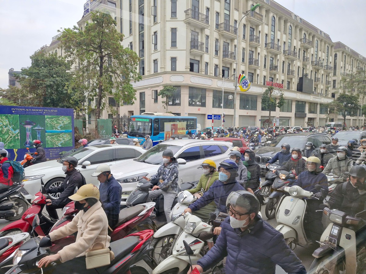 Tình trạng ùn ứ, tắc nghẽn vào giờ cao điểm ở các đèn đỏ, ngã tư thường xuyên xảy ra. Việc người đi xe máy chèn vào làn đường dành riêng cho BRT dù biết vi phạm và có camera phạt nguội là chuyện thường xuyên Tình trạng ùn ứ, tắc nghẽn vào giờ cao điểm ở các đèn đỏ, ngã tư thường xuyên xảy ra. Việc người đi xe máy chèn vào làn đường dành riêng cho BRT dù biết vi phạm và có camera phạt nguội là chuyện thường xuyên