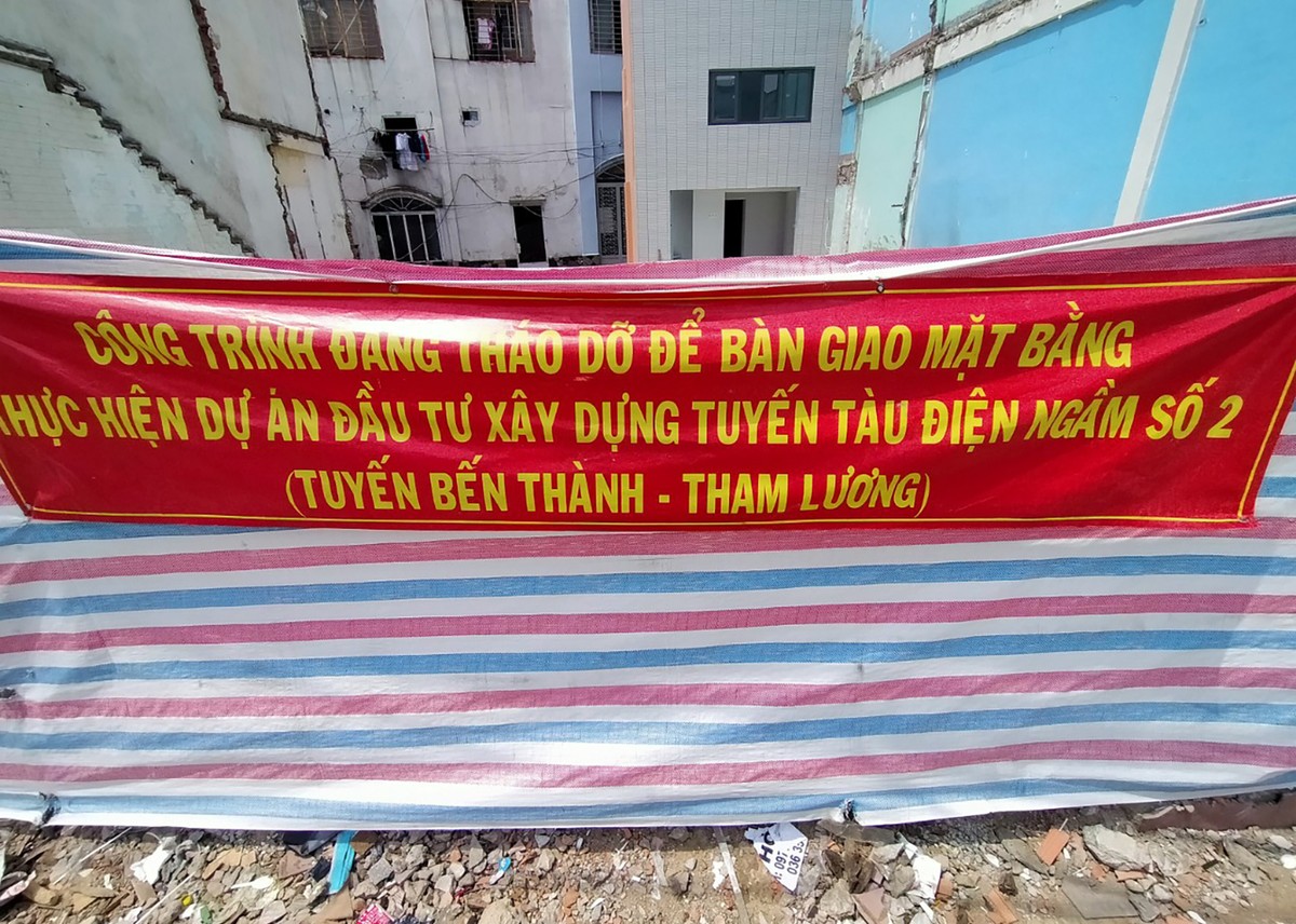 Người dân tích cực bàn giao mặt bằng để thực hiện dự án tuyến Metro số 2 (Bến Thành - Tham Lương). Người dân tích cực bàn giao mặt bằng để thực hiện dự án tuyến Metro số 2 (Bến Thành - Tham Lương).