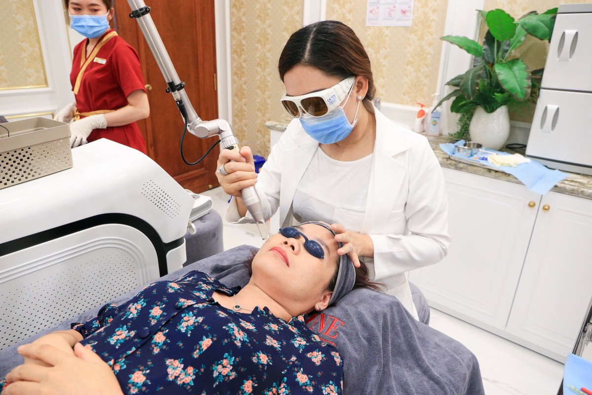 Trực tiếp Bác sĩ da liễu điều trị cho từng khách hàng Trực tiếp Bác sĩ da liễu điều trị cho từng khách hàng