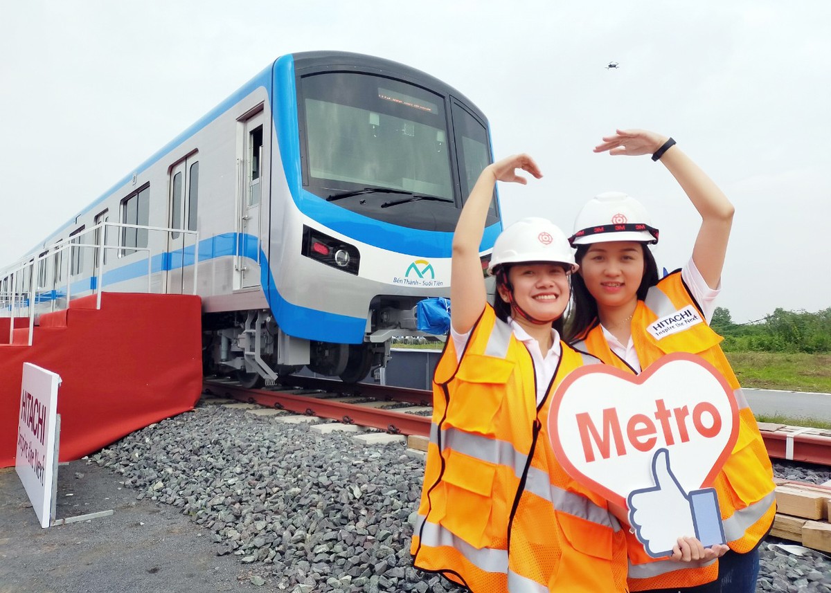 Những "bóng hồng" thỏa sức tạo dáng trước đoàn tàu đầu tiên về Việt Nam Những "bóng hồng" thỏa sức tạo dáng trước đoàn tàu đầu tiên về Việt Nam