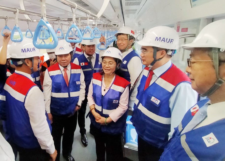 Đại diện chủ đầu tư hướng dẫn lãnh đạo thành phố cùng chuyên gia Nhật Bản tham quan bên trong toa tàu. Đại diện chủ đầu tư hướng dẫn lãnh đạo thành phố cùng chuyên gia Nhật Bản tham quan bên trong toa tàu.