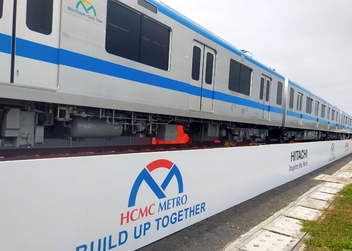 Loại tàu đầu tiên có 3 toa (dài 61,5 m), có tốc độ tối đa 110 km/h khi đi trên cao và 80 km/h khi chạy ngầm. Dự kiến đoàn tàu sẽ chính thức được "lăn bánh" vào cuối năm 2021. Loại tàu đầu tiên có 3 toa (dài 61,5 m), có tốc độ tối đa 110 km/h khi đi trên cao và 80 km/h khi chạy ngầm. Dự kiến đoàn tàu sẽ chính thức được "lăn bánh" vào cuối năm 2021.