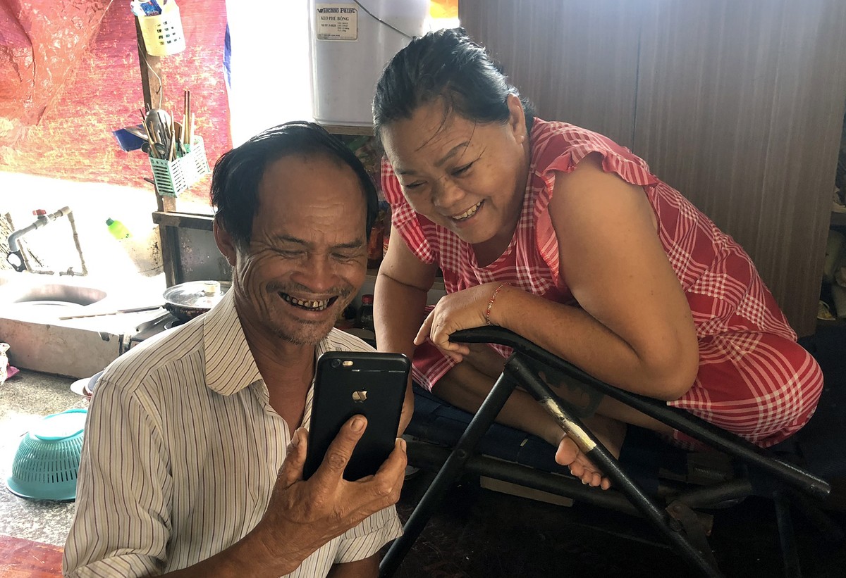 Phút giây bình dị của vợ chồng ông Ba Chúc trong căn nhà nhỏ của mình.