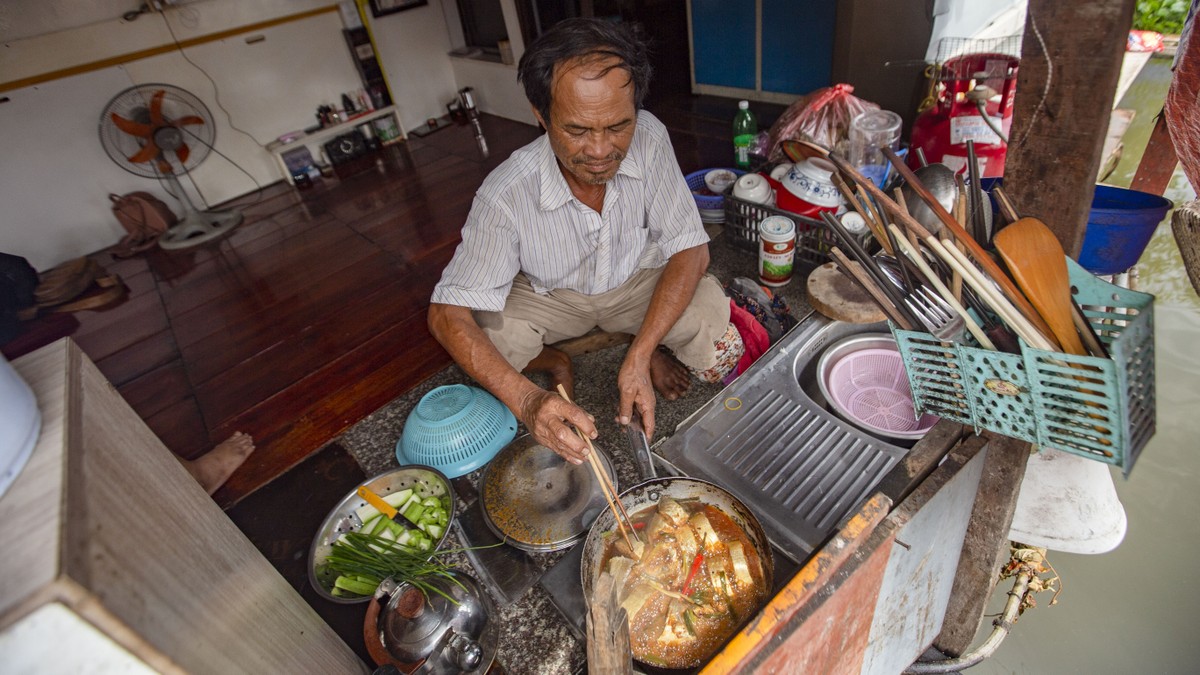 Do vợ hay bị đau ốm nên ông là người làm việc chính trong nhà