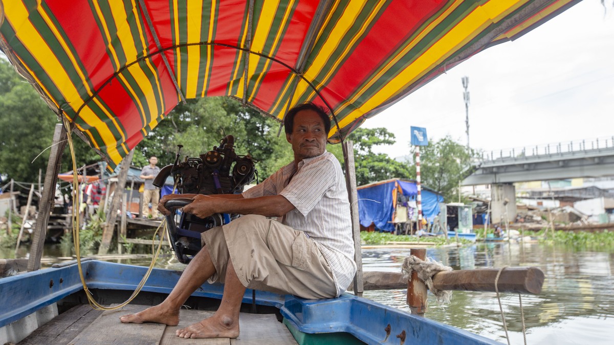 Dường như cuộc đời của ông đã gắn với sông nước từ nhỏ