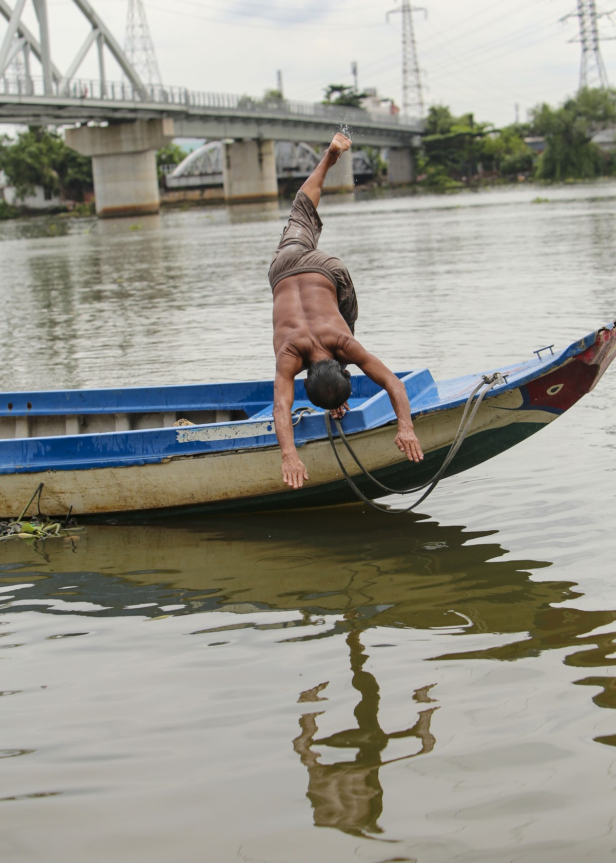Mỗi khi thấy người gặp nạn, ông không ngần ngại mà lao mình xuống cứu