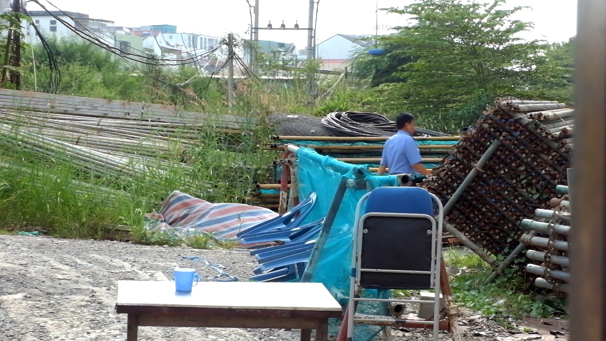 Bên trong dự án hiện tại chỉ còn lác đác một vài nhân viên bảo vệ. (Ảnh: Việt Dũng) Bên trong dự án hiện tại chỉ còn lác đác một vài nhân viên bảo vệ. (Ảnh: Việt Dũng)