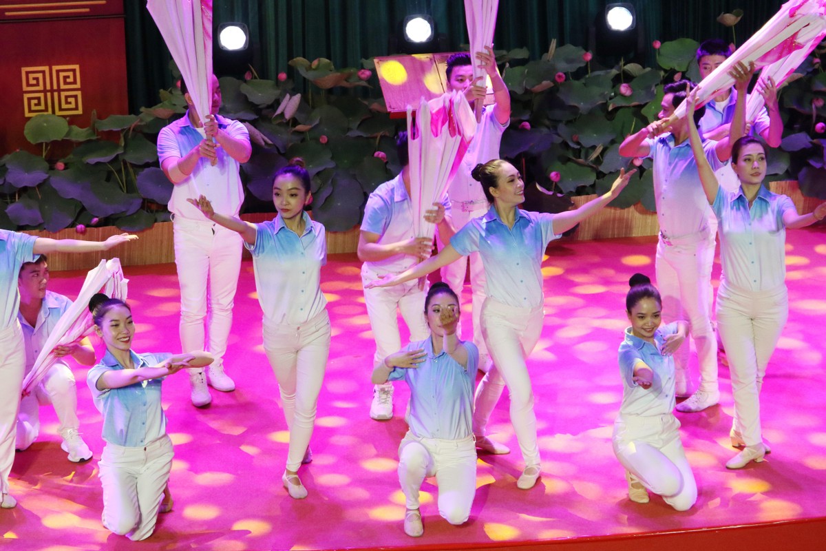 Nụ cười nở tươi tắn nở trên môi những nghệ sĩ múa Nụ cười nở tươi tắn nở trên môi những nghệ sĩ múa