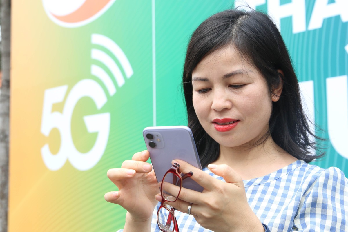Người dân háo hức trải nghiệm mạng di động 5G ngay sau khi được phủ sóng. Người dân háo hức trải nghiệm mạng di động 5G ngay sau khi được phủ sóng.