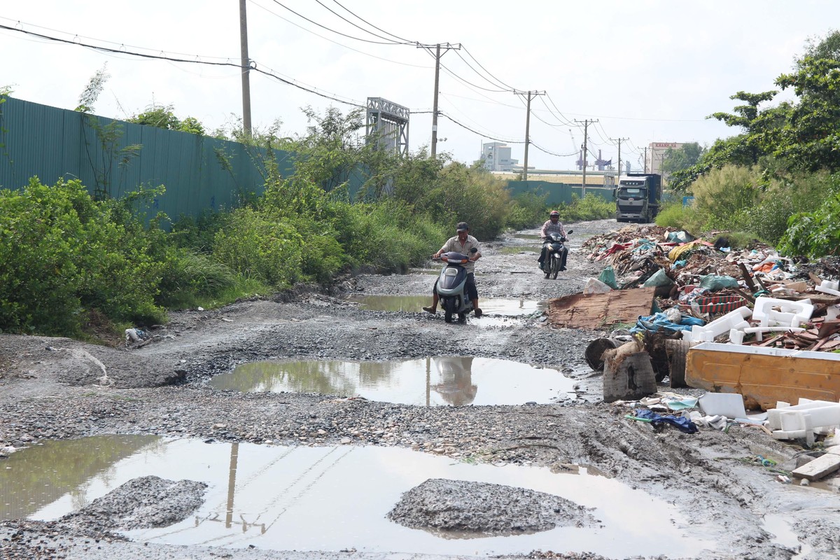 Con đường dẫn vào dự án khu công viên Mũi Đèn Đỏ và khu đô thị tại quận 7, TP.HCM Con đường dẫn vào dự án khu công viên Mũi Đèn Đỏ và khu đô thị tại quận 7, TP.HCM