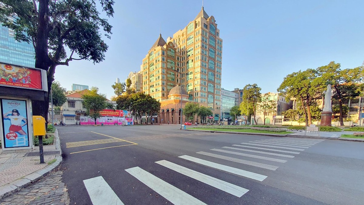 Nút giao Công trường Pari (trước Nhà thờ Đức Bà) Nút giao Công trường Pari (trước Nhà thờ Đức Bà)