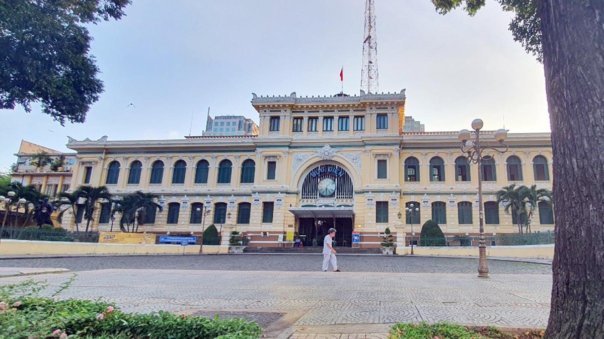 Một người dân đi bộ qua khu vực Bưu điện Thành phố lúc sáng sớm Một người dân đi bộ qua khu vực Bưu điện Thành phố lúc sáng sớm