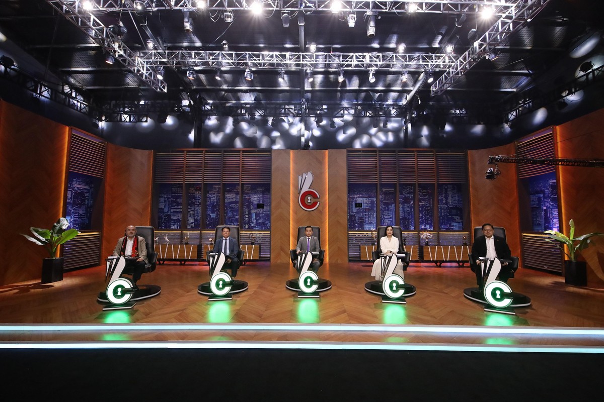 Sếp Nguyễn Thanh Quyền (ngoài cùng bên trái) và các sếp tại buổi họp báo “Whose Chance – Cơ hội cho ai” mùa 4. Sếp Nguyễn Thanh Quyền (ngoài cùng bên trái) và các sếp tại buổi họp báo “Whose Chance – Cơ hội cho ai” mùa 4.