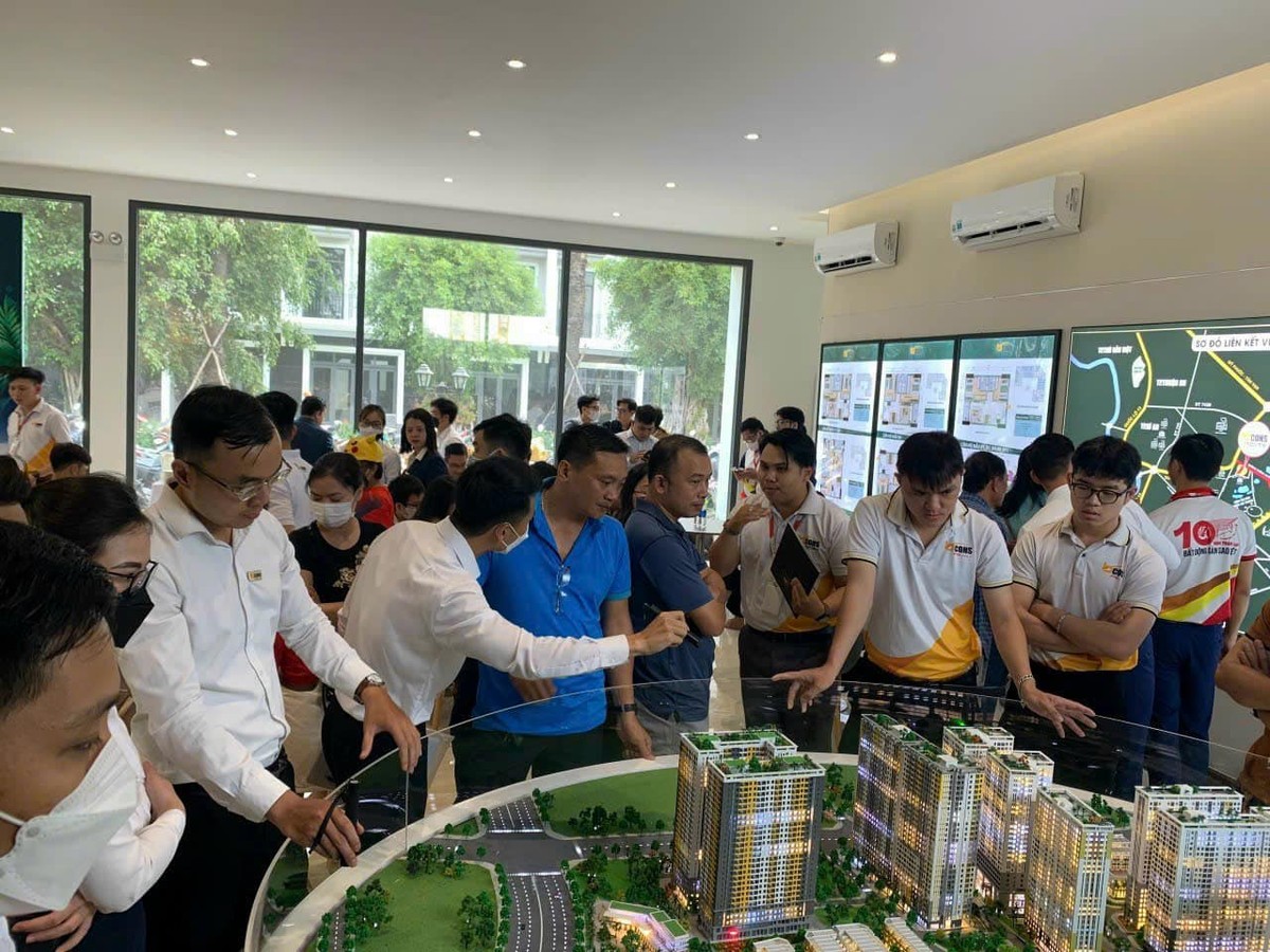 Ngày cuối tuần, nhà mẫu căn hộ Bcons City đón khách đến tham quan. Ngày cuối tuần, nhà mẫu căn hộ Bcons City đón khách đến tham quan.